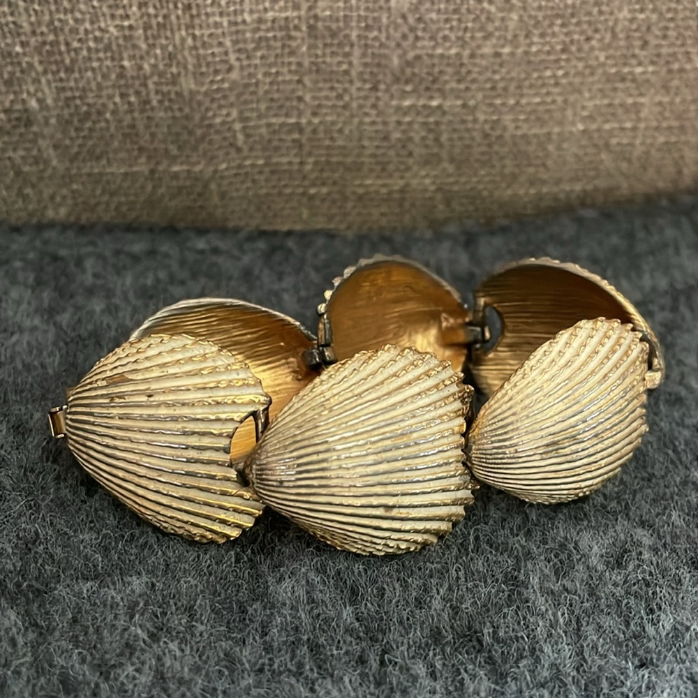 Vintage Gold tone Shell Bracelet - Picture 3 of 7